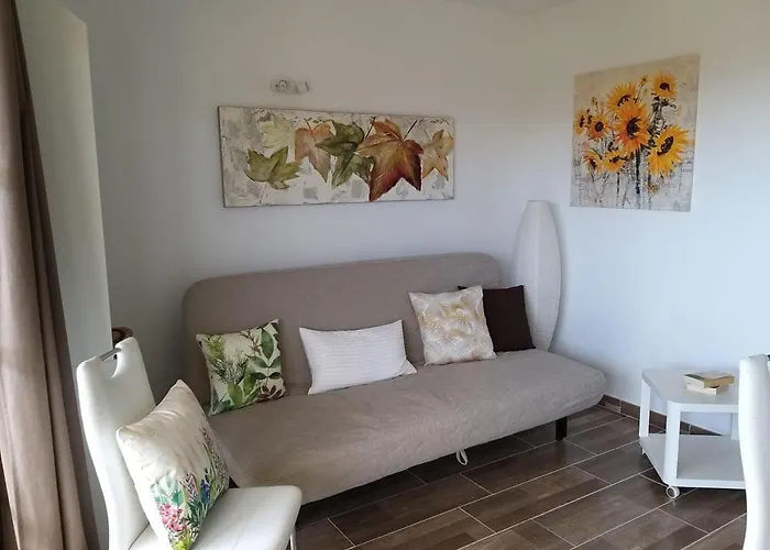 Neu Renoviert! Charmantes Und Gemuetliches Appartement Mit Balkon Und Meerblick